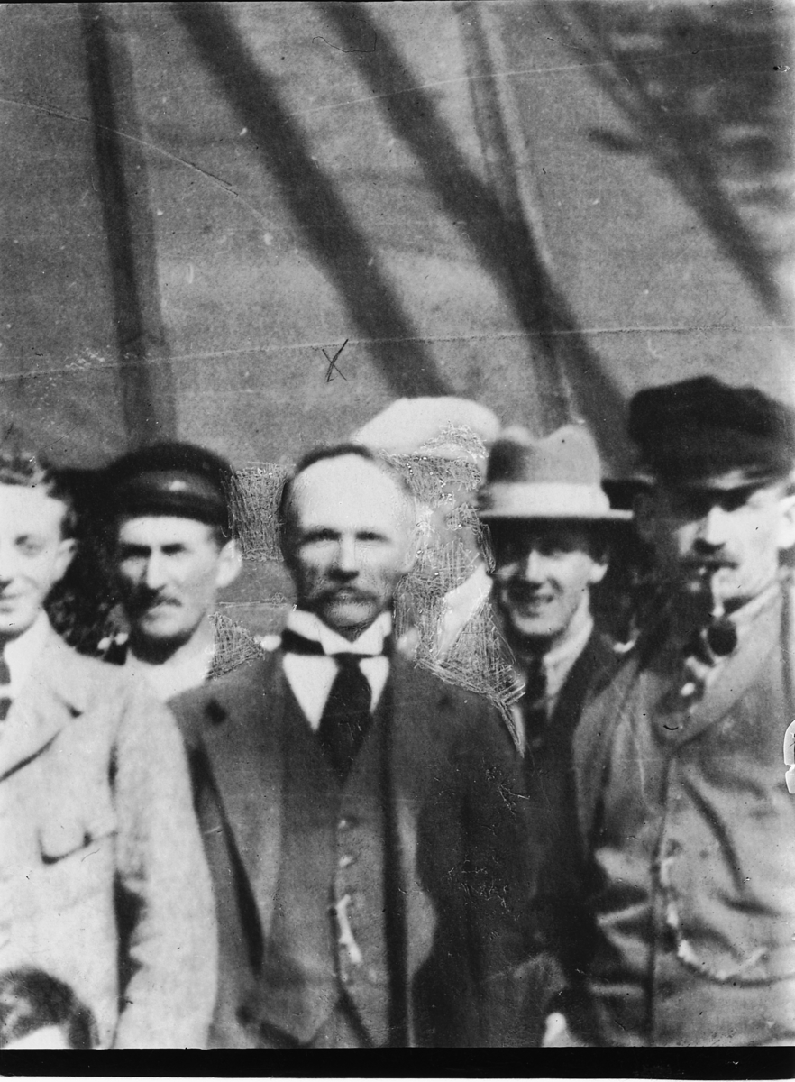 Johs. (Johannes) Johannessen, Ukjent gruppe menn.