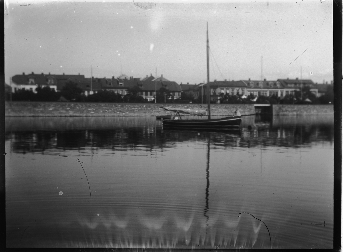 Johs. (Johannes) Johannessen, En jakt, båt, "Haapet" på Mjøsa ved Hamar.