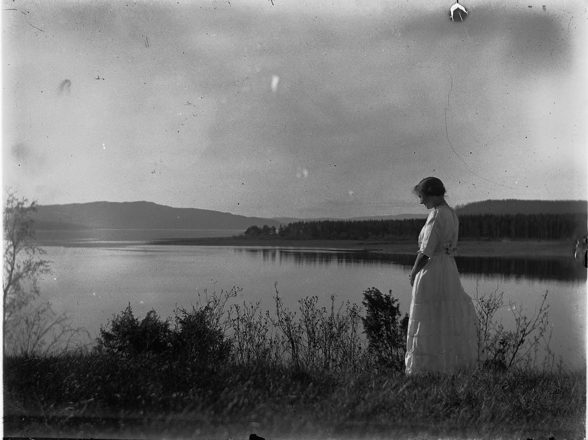 Johs. (Johannes) Johannessen, Ei kvinne på Domkirkeodden. Martodden i bakgrunnen.