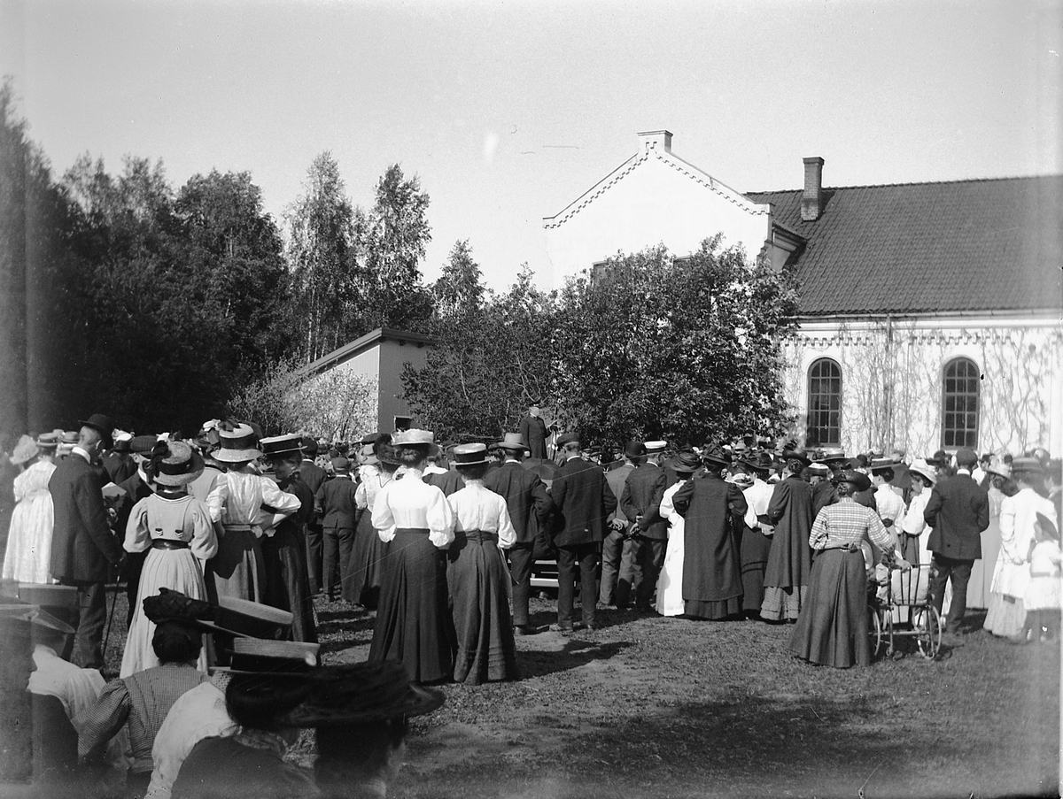 Johs. (Johannes) Johannessen, Lavskolenes gamle gymnastikksal. Muligens et sangerstevne på begynnelsen av 1900-tallet.