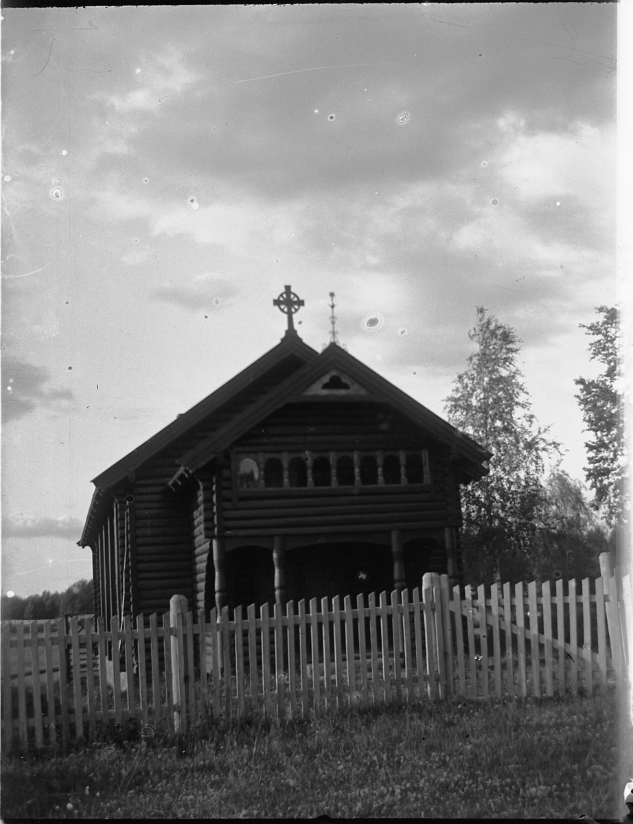 Johs. (Johannes) Johannessen, Gravkapellet ved Ottestad kirke. Gitt av godseier Wedel-Jarlsberg. Bygd etter tegning av ingeniør A. Halvorsen på begynnelse av 1900-tallet.