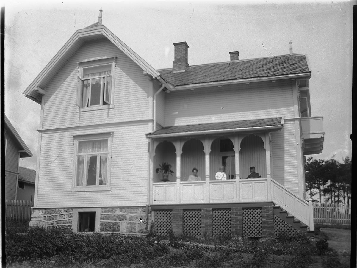 Johs. (Johannes) Johannessen, Bankkasserer Wangenstens villa i St. Olavsgate 76, Hamar (kvartal 149), bygd i begynnelsen av 1900-tallet, etter tegning av ingeniør A. Halvorsen.