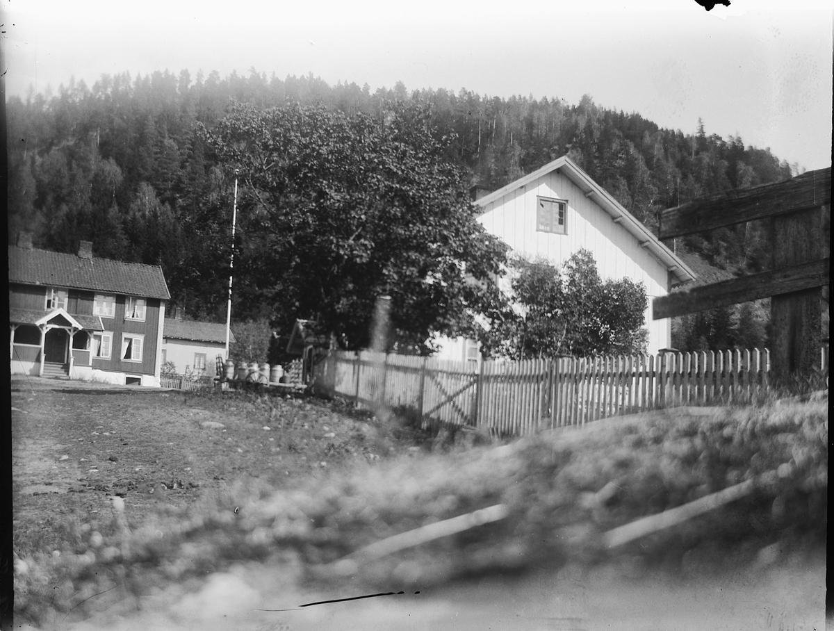 Johs. (Johannes) Johannessen, Fra tunet på garden Fangberget i Veldre, Ringsaker.