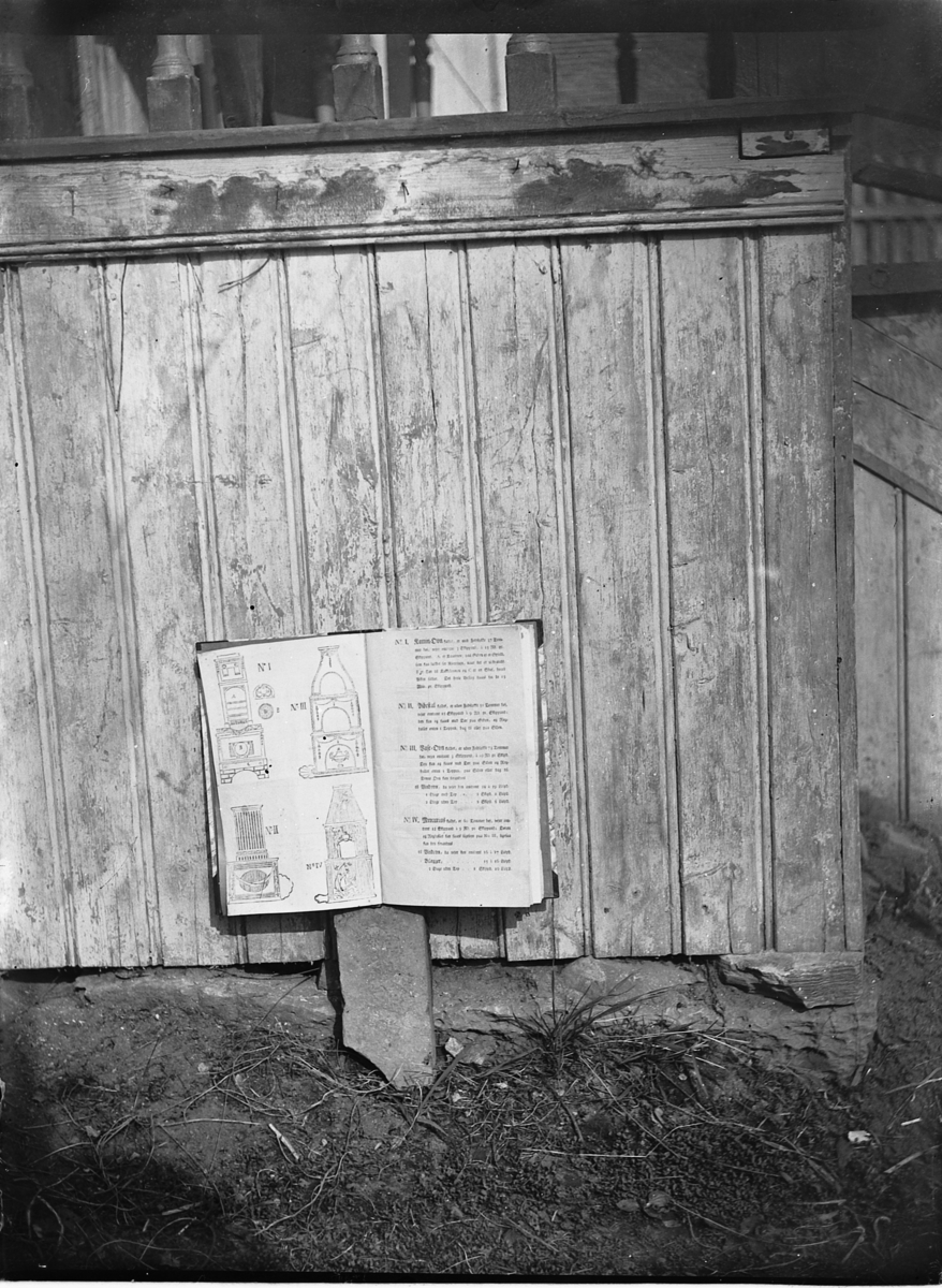 Johs. (Johannes) Johannessen, Utsnitt fra bok om "Norsk Jernskulptur" av Arne Nygård-Nilssen (?). Plansjer og tekst som presenterer "Karminovn", "Pidestal", "Base-ovn" (?), "Bindovn" og "Mereurius".