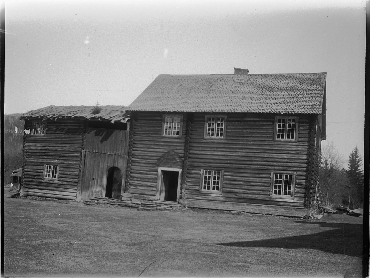 Johs. (Johannes) Johannessen, Våningshus på gården hos frøken Trønnes i Stor-Elvdal. (Jfr. 3350-3). Se DOK-03352 FRK. TRØNNES STUE I STORELVDAL, 2 DØRER, INNGANGSPART