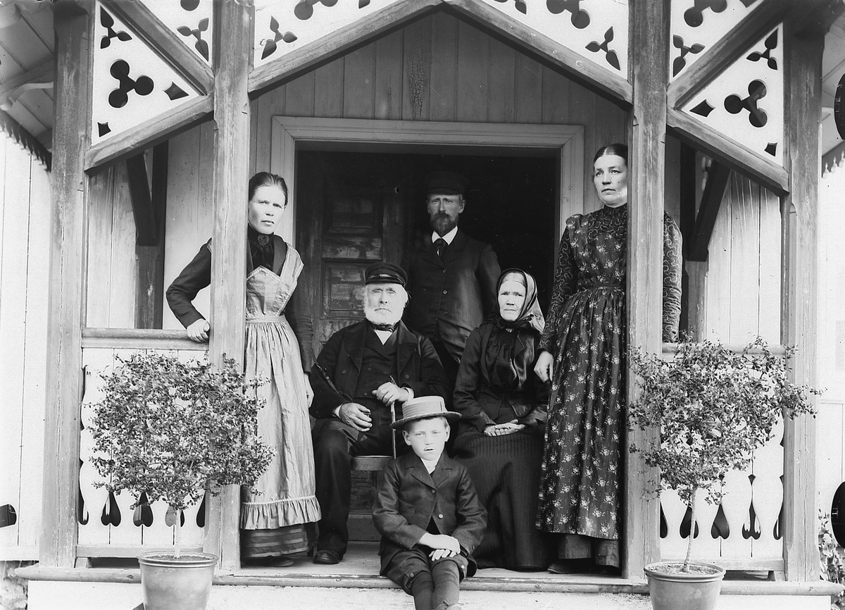 Mina Skraastad, Ukjent familie på trappa til et hus.