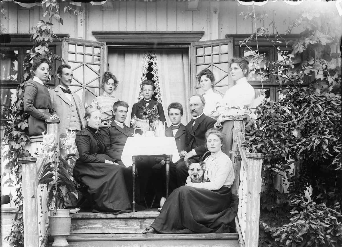 Mina Skraastad, Ukjent gruppe, familie på verandaen.