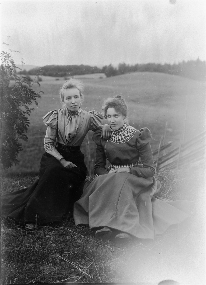 Mina Skraastad, To kvinner, et jorde i bakgrunnen.