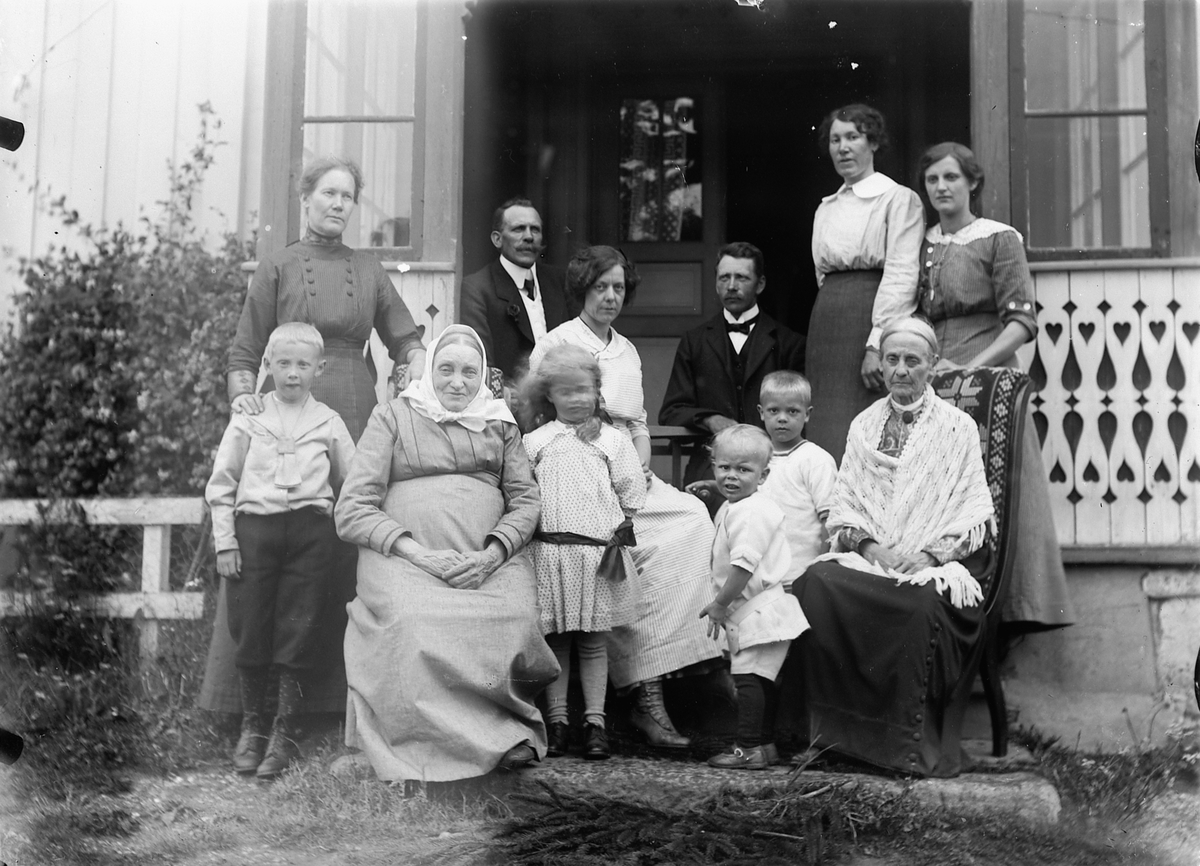 Mina Skraastad, Ukjent gruppe, familie på en trapp.