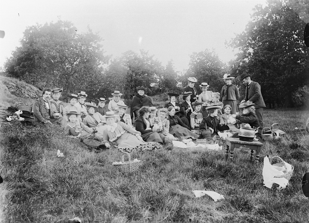 Mina Skraastad, Stor gruppe menn og kvinner drikker kaffe i skogen. Tur, piknik.