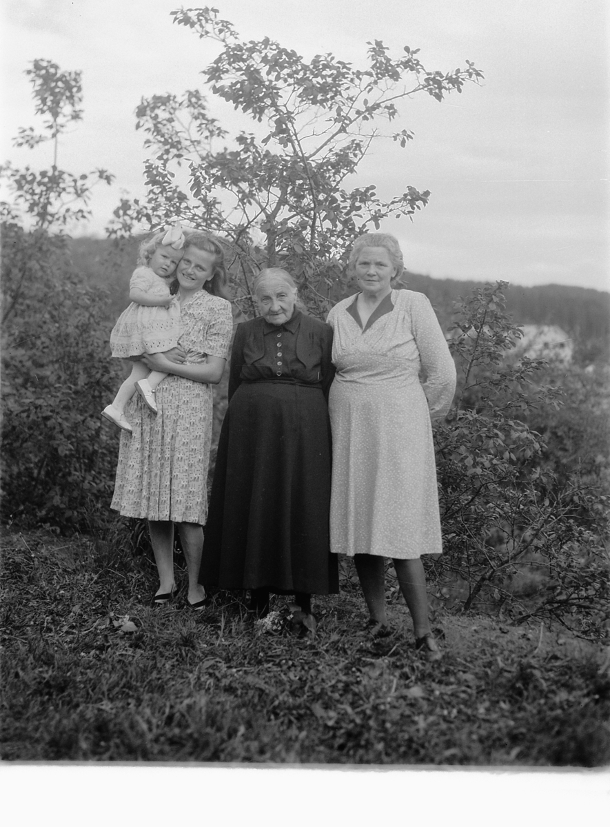 Håkon Prestkværn, FAMILIEGRUPPE, VED JØRGEN BAKÅS.