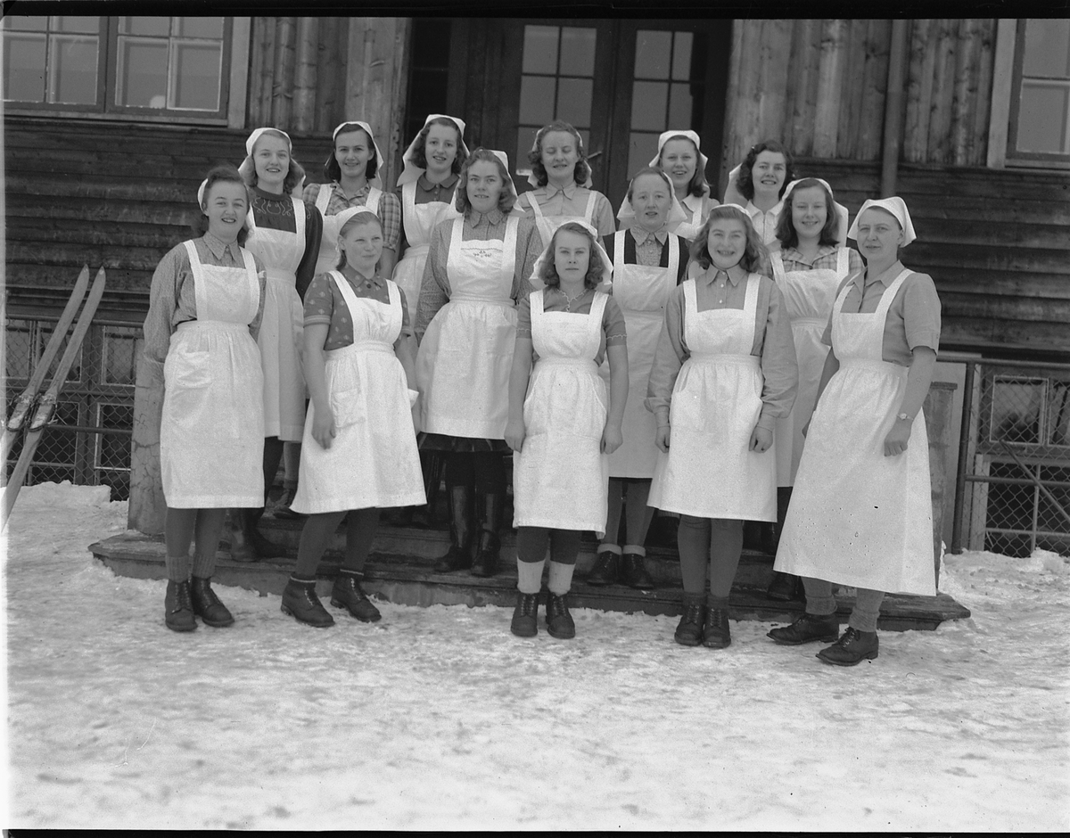 Håkon Prestkværn, SKARPSNO SKOLE i Moelv, Ringsaker, HUSHOLDNINGSKURS, GRUPPE KVINNER.