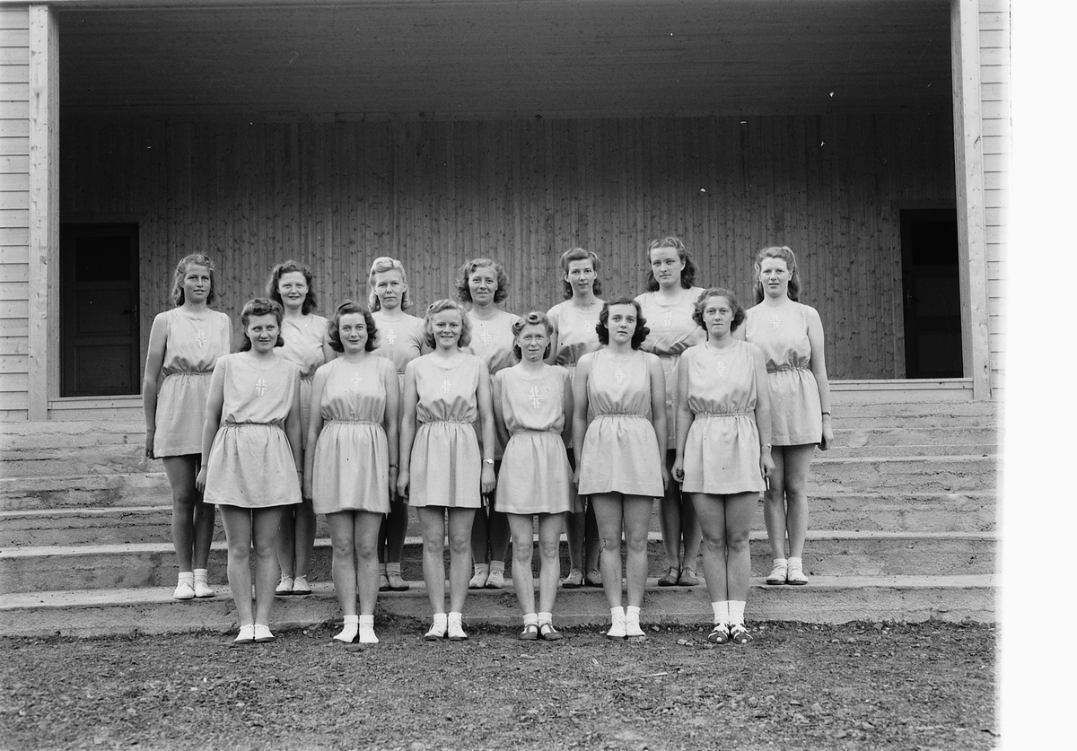 Håkon Prestkværn, MOELV TURNFORENING, TURNGRUPPE. DAMEGRUPPE. FORAN F. V. SYNNØVE NYBERG, INGRID KRISTIANSEN, ALFHILD ROSENBERG, RANDI ALSEN, RAGNHILD OLAFSEN, GERD HAGEN, 2. REKKE F. V. JORUNN ROSENBORG, ASTRID HAGEN, RUTH HOLMSTRØM, MARIE RUUD, KARIN BJØRKLUND, VALBORG RØNNING, INSTRUKTØR ANNE FALKENHAUG.