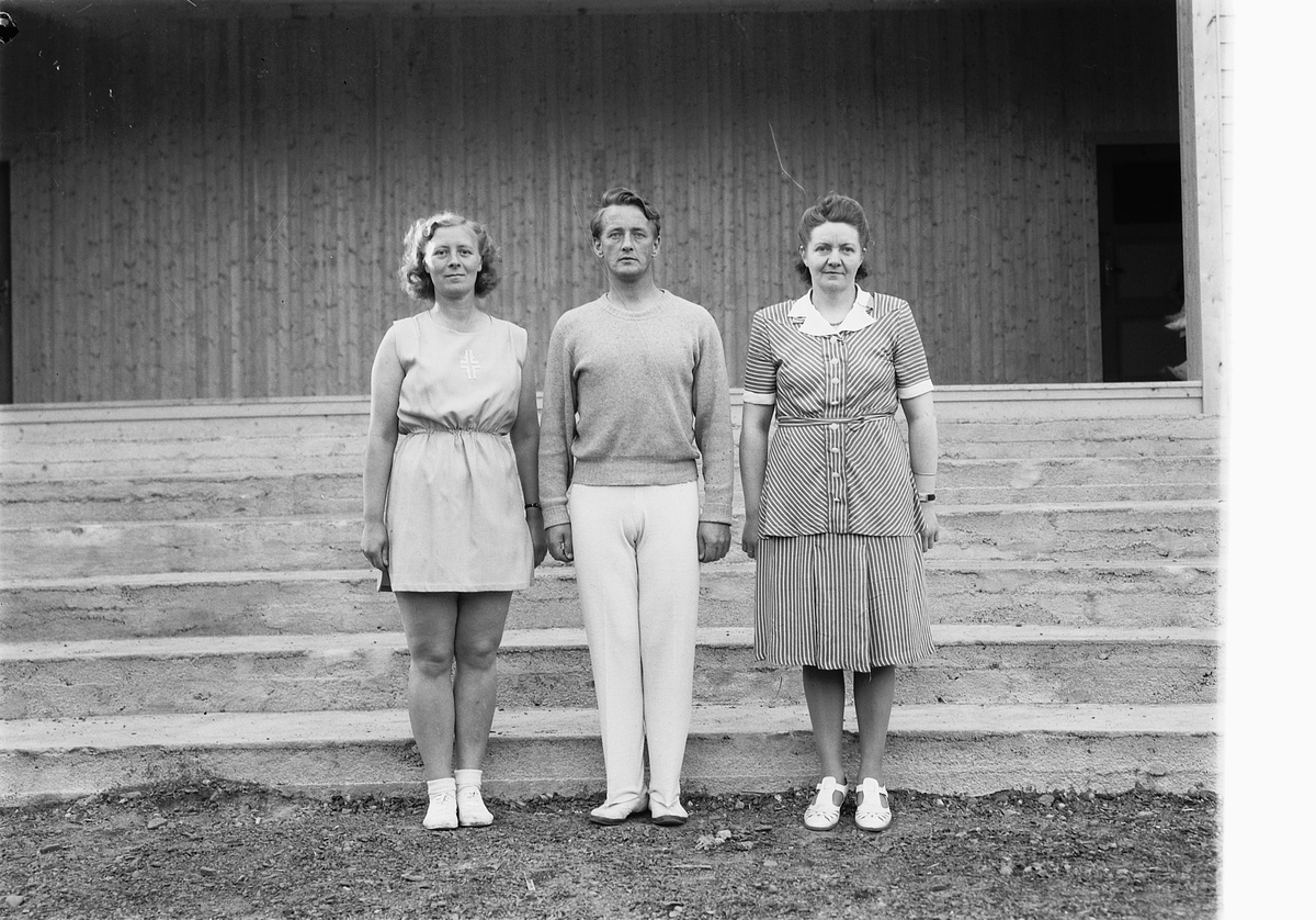 Håkon Prestkværn, MOELV TURNFORENING, TURNGRUPPE. F. V ANNE FALKENHAUG, BJARNE BERNTSEN, ASTRID SMEDSTUEN, ORGANIST I RINGSAKER KIRKE, SPILTE PÅ TURNSTEVNER.