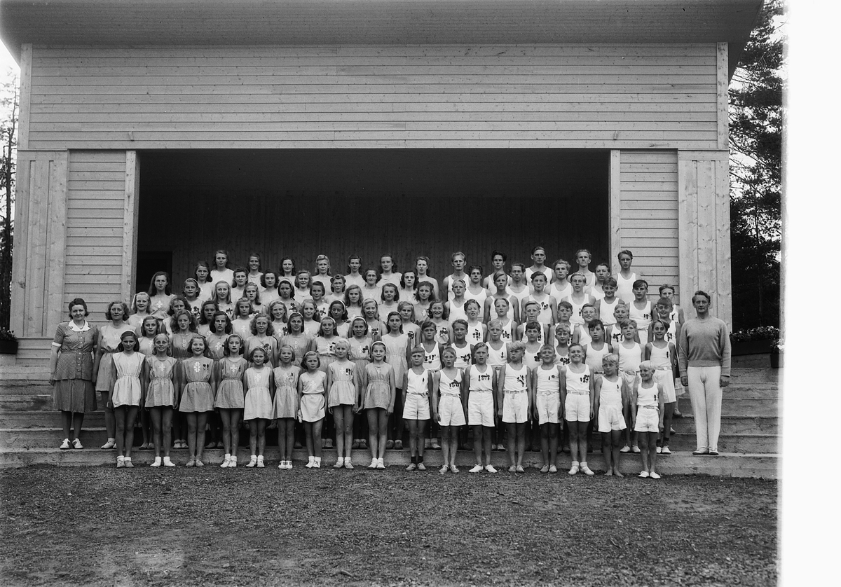 Håkon Prestkværn, Moelv, turnstevne. 1. rekke f.v. Astrid Bergli, Tove Vilberg, Anne Olsen, Solfrid Johansen, ukjent, Liv Bjørgeli, ukjent, Berit Nordby, Eli Sundgaard, Arild Martinsen, Finn Fruseth, Åge Johansen, Arve Eng, Svein Tangen, Arne Pettersen, Lars Evensen, Helge Evensen. 2.rekke f.v. Astrid Tangen, Astrid…