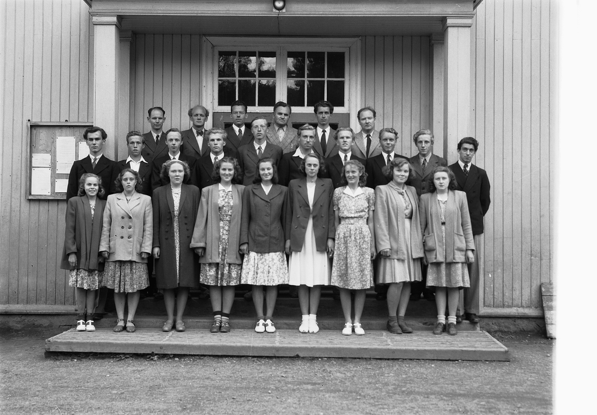 Håkon Prestkværn, RINGSAKER REALSKOLE, 1 REKKE F. V GUNN SCHJERVEN, ANNY BORGEN, LILLY AFSETHENGEN, MARIT TALLHAUG, GUNVOR BAKKE, AUD BISGÅRD, AUD ALMLID, TURID JØSANG, INGEBORG JÆGERSBORG. 2. REKKE F. V. ÅGE JAKOBSEN, SVERRE SIGTBAKKEN, OLAV SANDSENGEN, SVERRE STORLIEN, FINN HENRIKSEN, OVE JOHANSEN, IVAR MOBERG, OV…