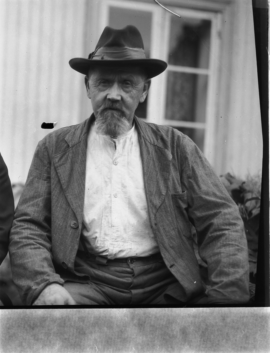 Håkon Prestkværn, Kristian Olsen Prestkværn, født 1870, død 1946. Eneste levende sønn etter Ole Christiansen Prestkværn og Christense Hansdatter som ervervet gården sent på 1860-tallet. Han var faren til fotografen, Håkon Prestkværn.
