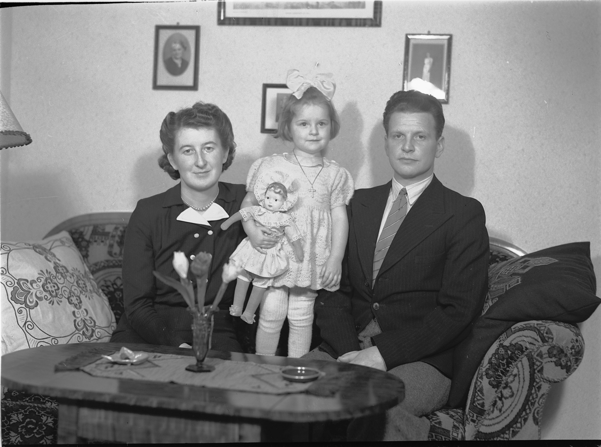 Håkon Prestkværn, Familiegruppe 3,Trondsen?, pike med sløyfe i håret, dukke,