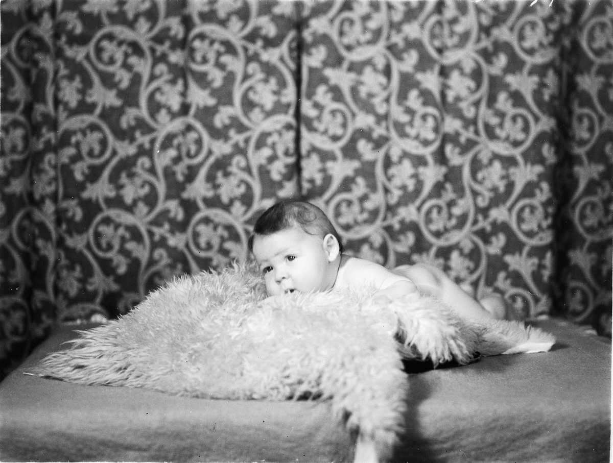 Håkon Prestkværn, Bjørge Nygaard ?, baby på saueskinn