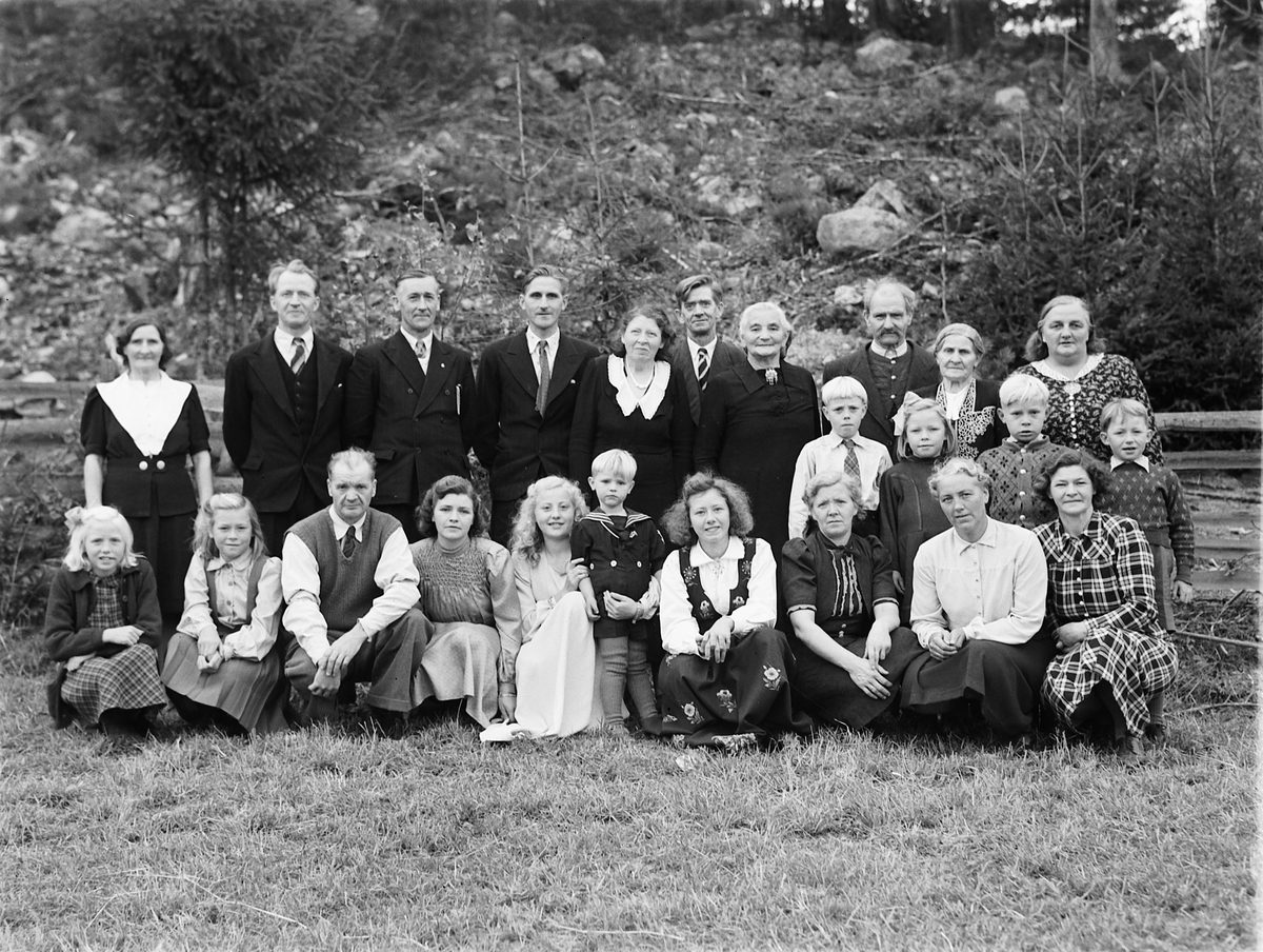 Håkon Prestkværn, Familiegruppe, ukjente tatt i forbindelse med konfirmasjon, 1947.