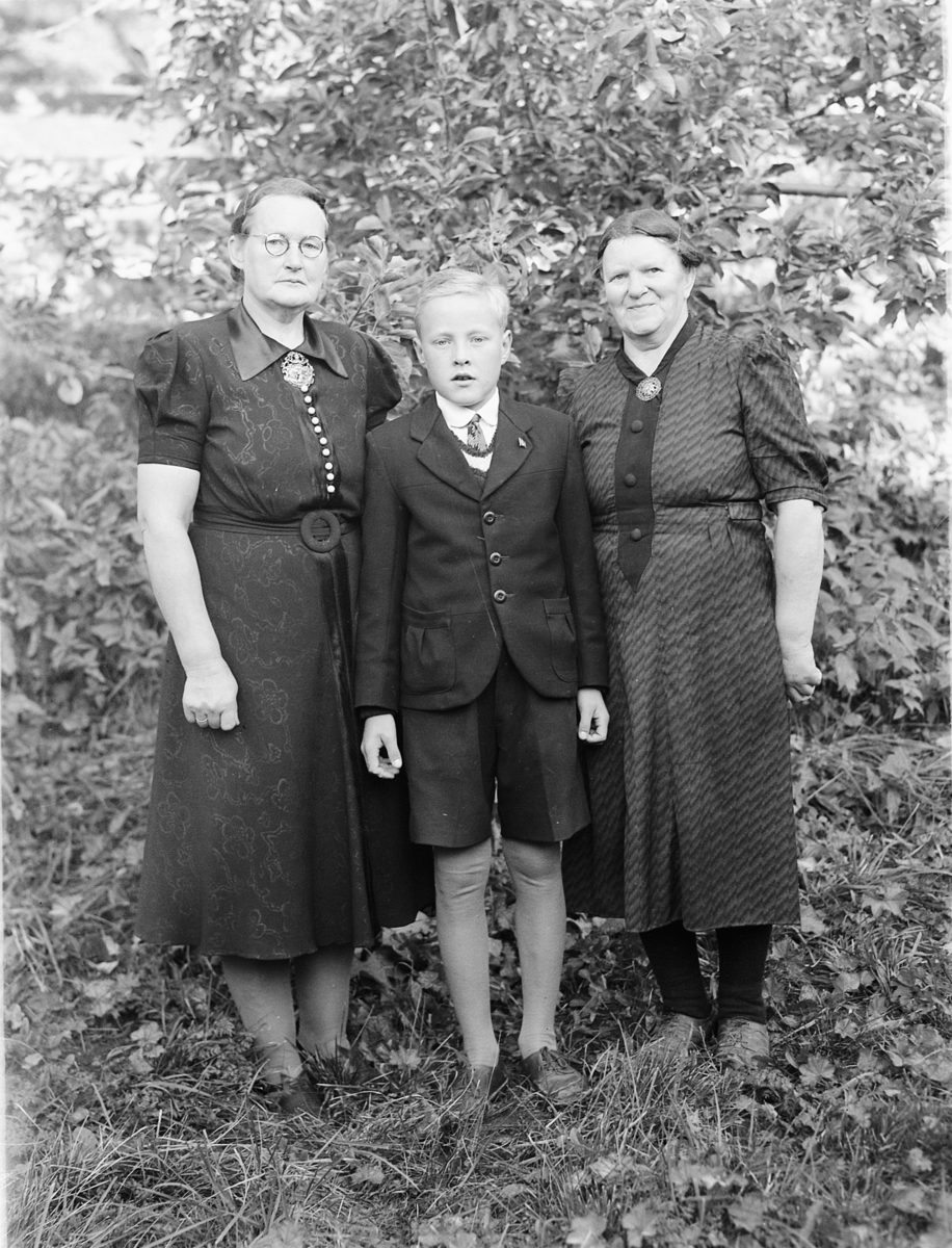Håkon Prestkværn, Diverse familigrupper, bryllup Lagmannsveen, Elvsveen. Gruppe 3 ukjente