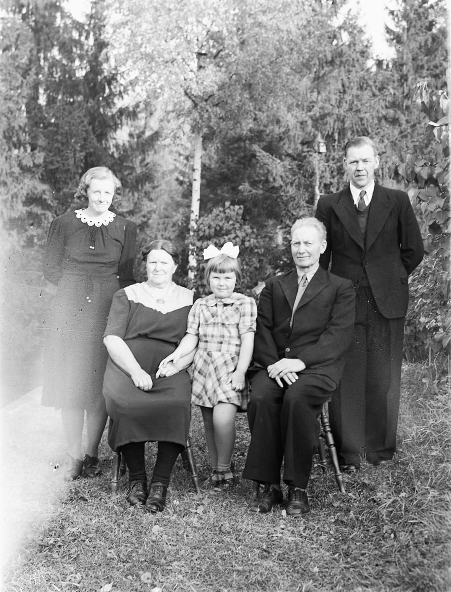 Håkon Prestkværn, ANNA OG MATHIAS ELVSVEEN MED SØNNEN JOHAN, SVIGERDATTER SIGNE OG BARNEBARNET ANNE MARIE ELVSVEEN.