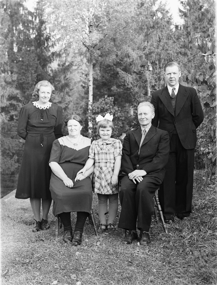 Håkon Prestkværn, ANNA OG MATHIAS ELVSVEEN MED SØNNEN JOHAN, SVIGERDATTER SIGNE OG BARNEBARNET ANNE MARIE ELVSVEEN.