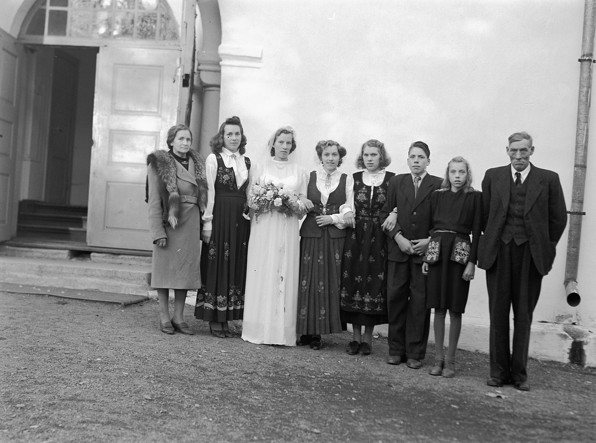 Håkon Prestkværn, BRUDEPAR, LAGMANNSVEEN, ELVSVEEN. Gruppe 8, ukjente bryllupsgjester.