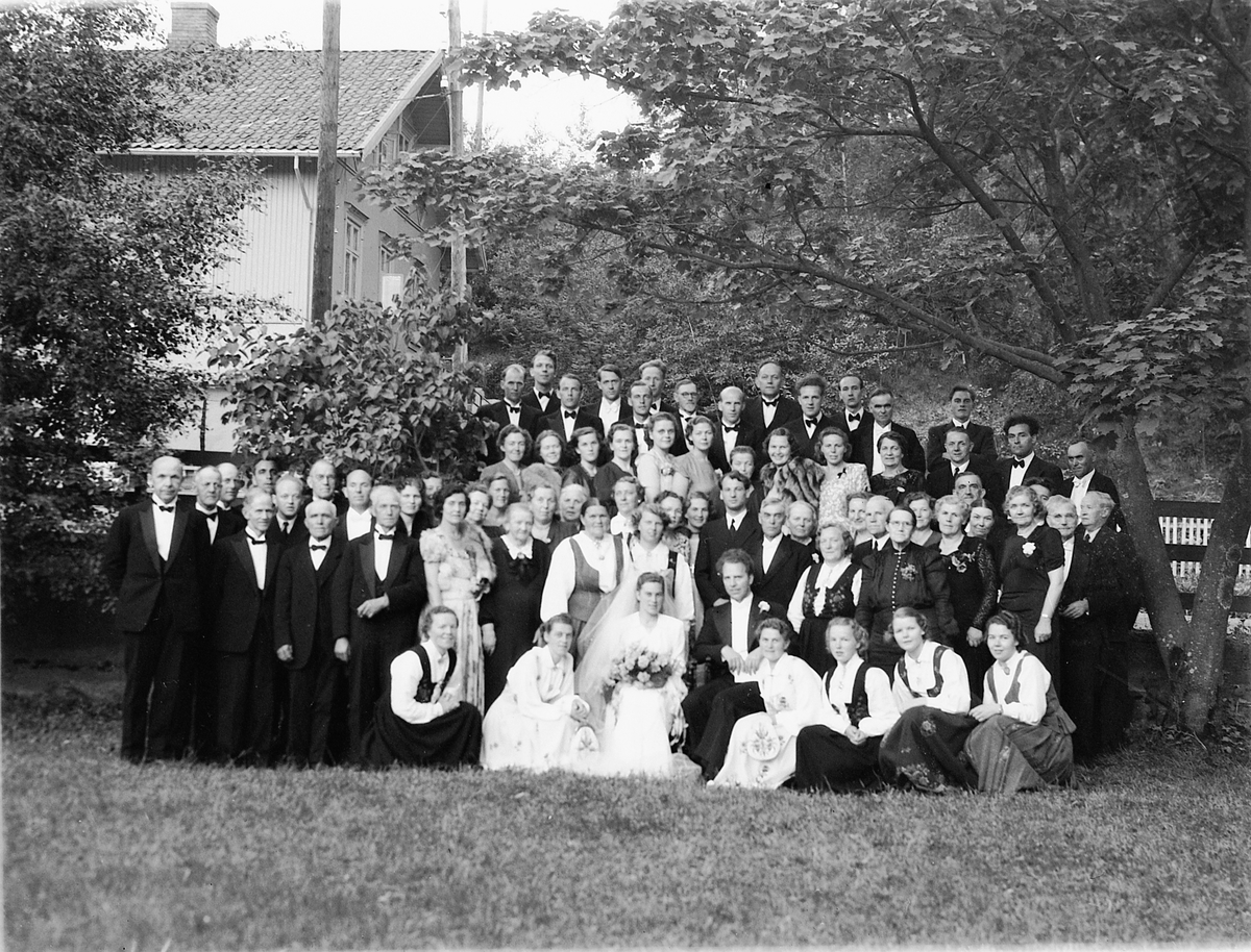Håkon Prestkværn, BRUDEPAR, STOR GRUPPE FAMILIE, SORTUNGSTAD?, 1949.