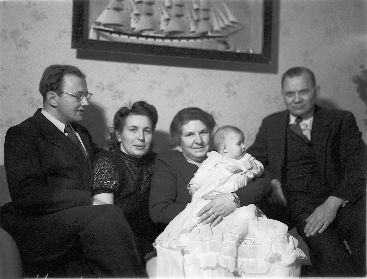 Håkon Prestkværn, Barnedåp 1947. Fra venstre Lars R. Haugen, Ingeborg Haugen, Magda Malmberg, Knut Malmberg og dåpsbarnet Torhild Haugen