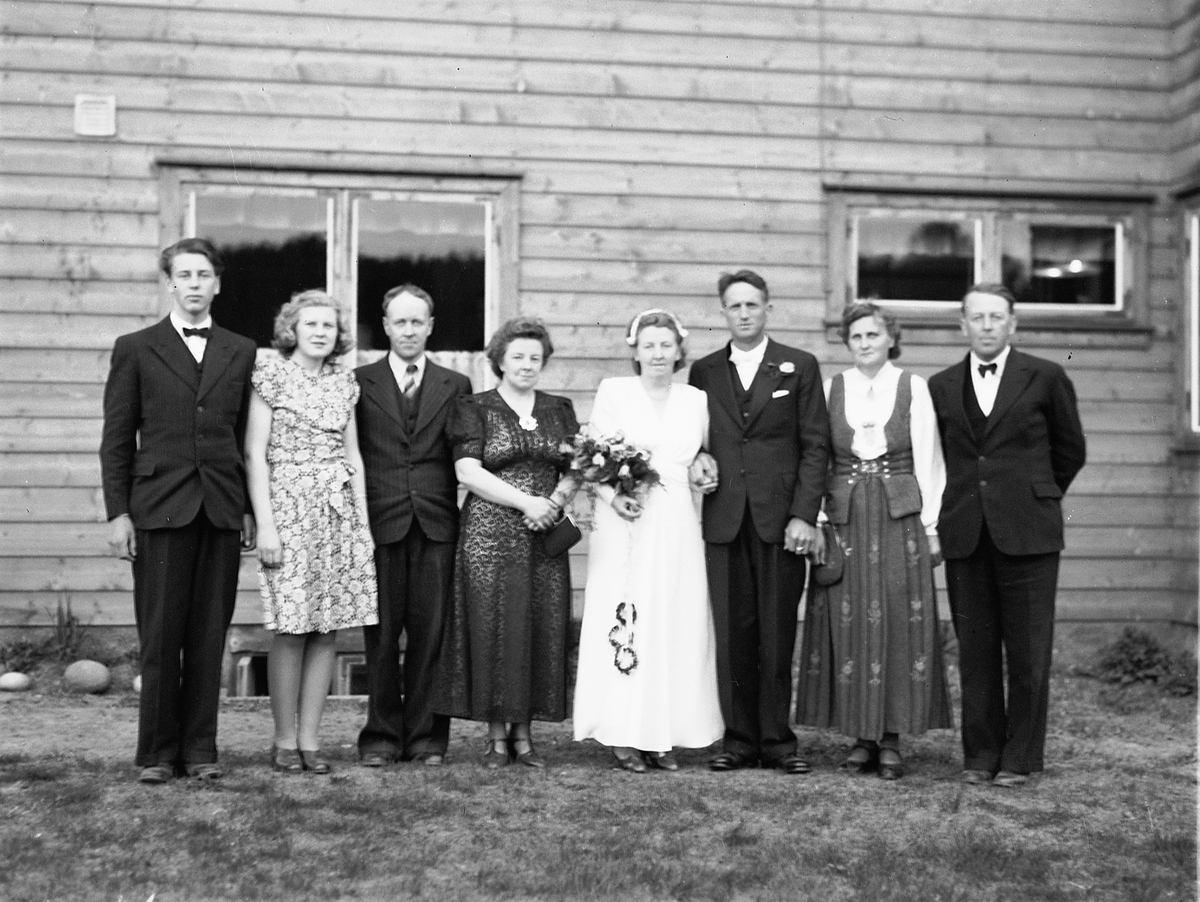 Håkon Prestkværn, BRUDEPAR, FAMILIEGRUPPE, TANGEN, 1947.