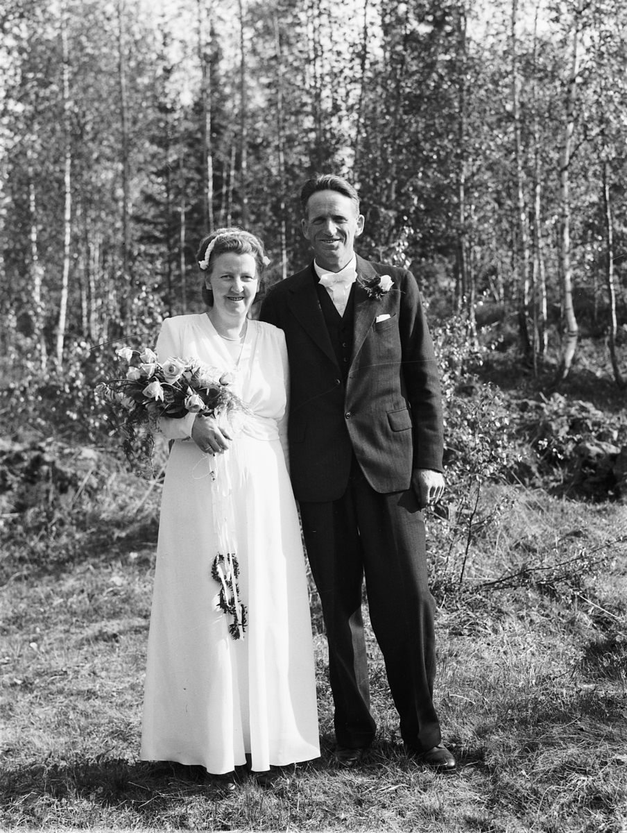 Håkon Prestkværn, Brudepar Tangen, brudekjole, brudebukett, 1947.