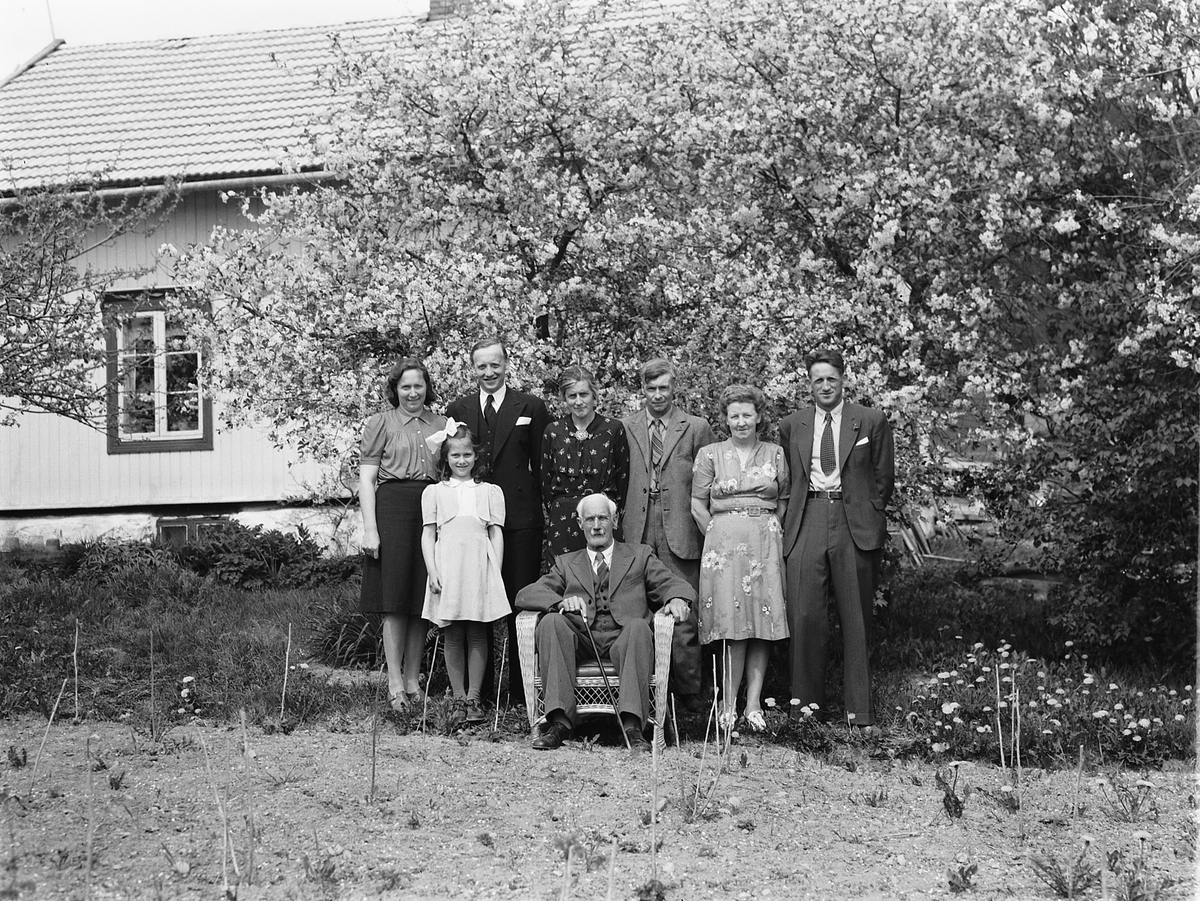 Håkon Prestkværn, FAMILIEGRUPPE, TANGEN, 1947.