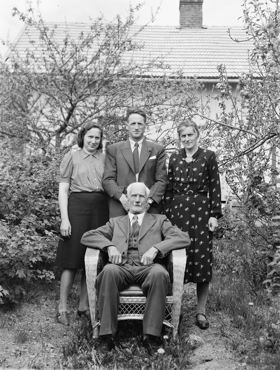 Håkon Prestkværn, FAMILIEGRUPPE, TANGEN, 1947.