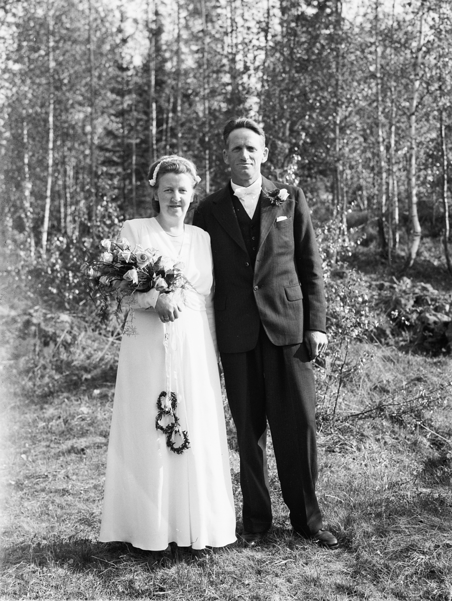 Håkon Prestkværn, Brudepar Tangen, brudekjole, brudebukett, 1947.