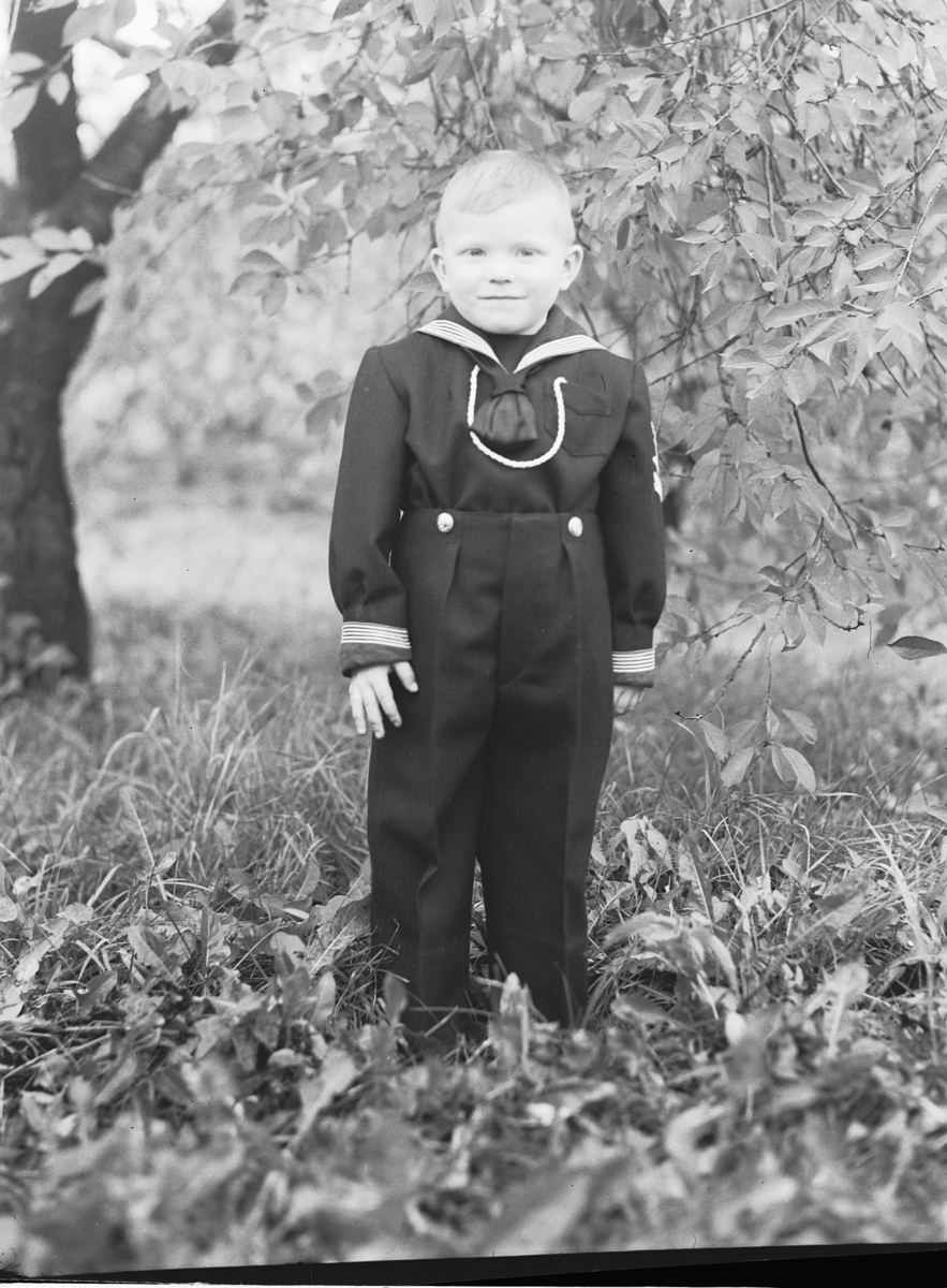 Håkon Prestkværn, BARN I MATROSDRESS, GRØNVOLD, 1947.