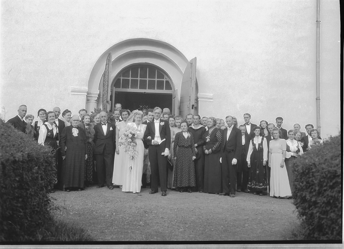 Håkon Prestkværn, Vielse i Ringsaker kirke, brudeparet Olavsen, 1948. Brudepar og gjester utenfor kirken.