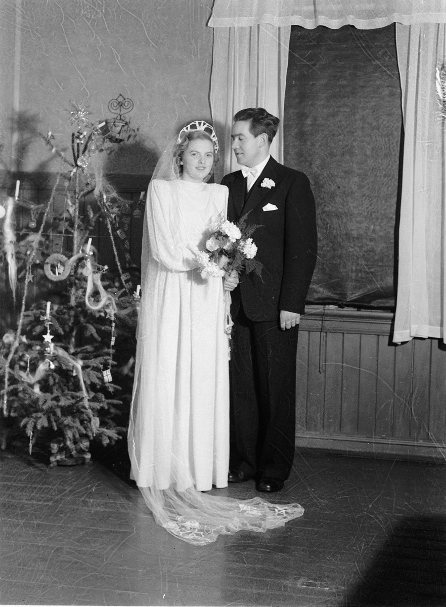 Håkon Prestkværn, UKJENT BRUDEPAR, juletre, 1947.