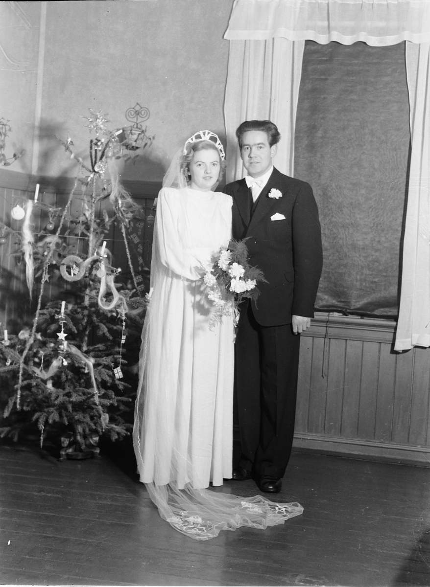 Håkon Prestkværn, UKJENT BRUDEPAR, juletre, 1947.