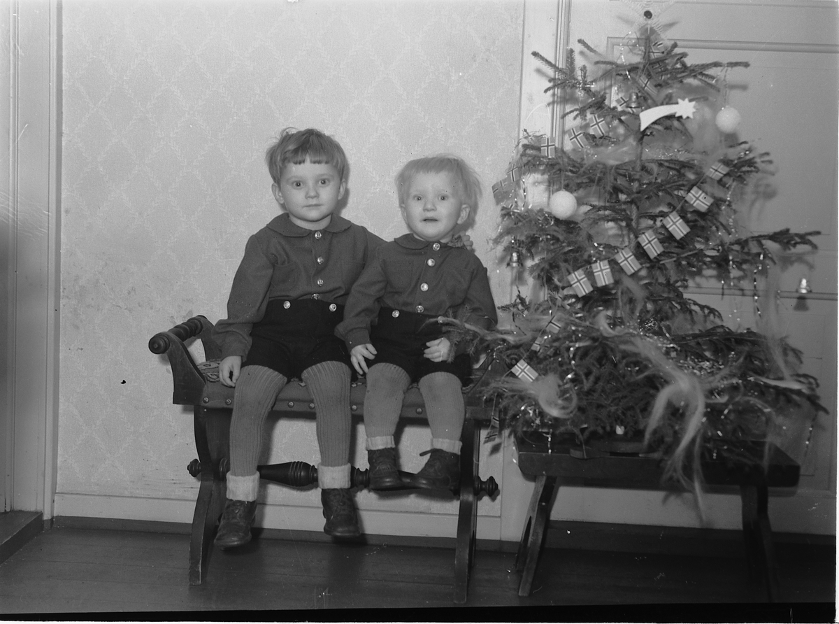 Håkon Prestkværn, 2 BARN VED JULETRE.