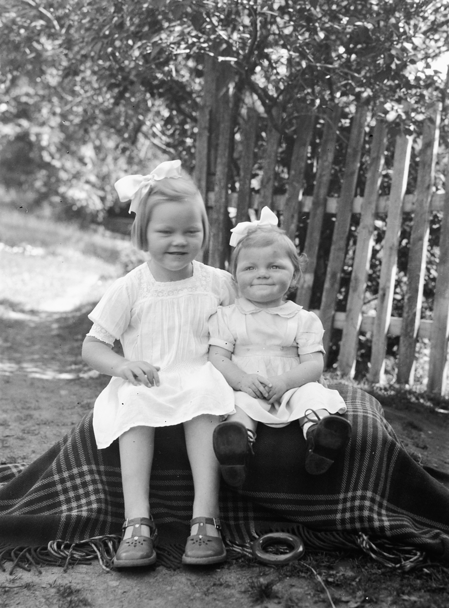 Håkon Prestkværn, Gruppe 2, ukjente jenter, kjoler hårsløyfe, Bestiller: Øystad, Kjos.