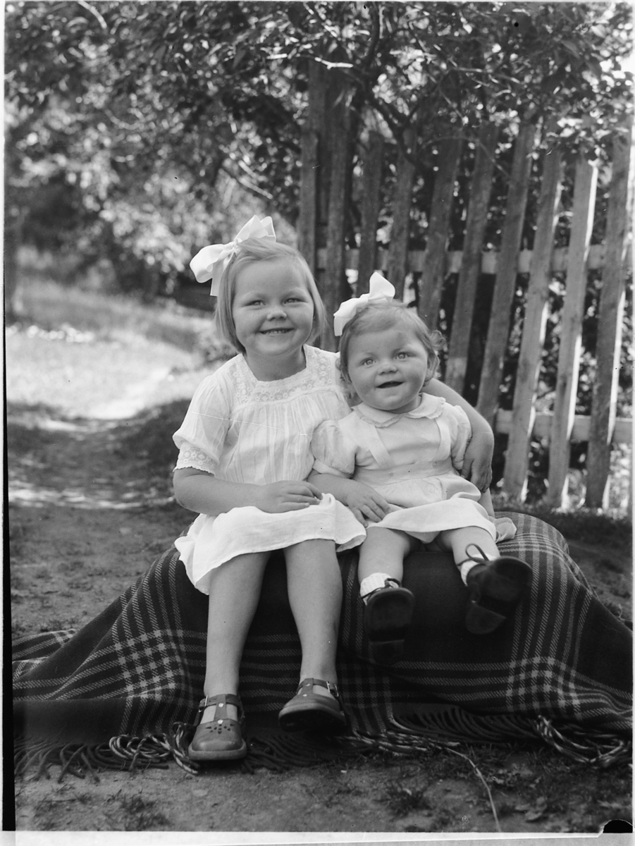 Håkon Prestkværn, Gruppe 2, ukjente jenter, kjoler hårsløyfe, Bestiller: Øystad, Kjos.