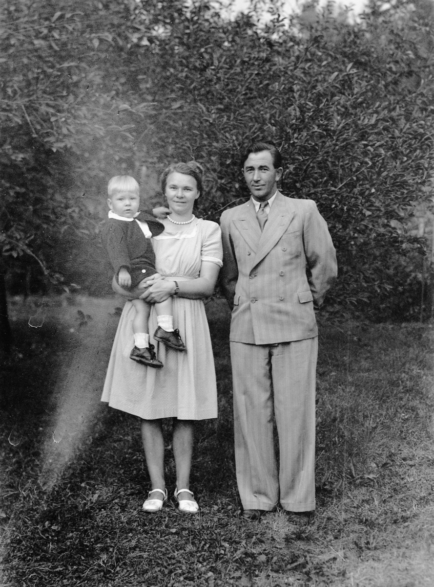 Håkon Prestkværn, Familigruppe 3. Else og Ståle Bjerke med sønnen Svein Erik. 1946-47.