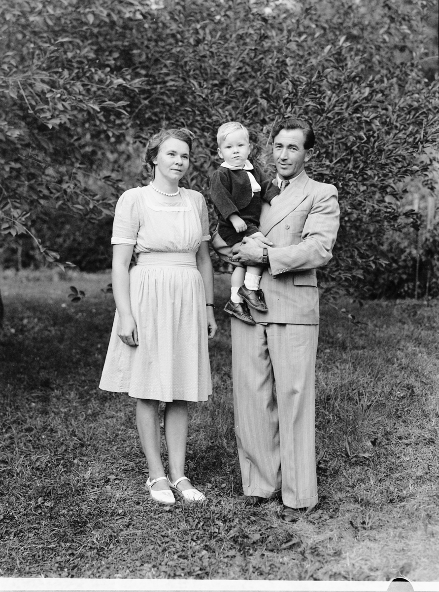 Håkon Prestkværn, Familigruppe 3. Else og Ståle Bjerke med sønnen Svein Erik. 1946-47.