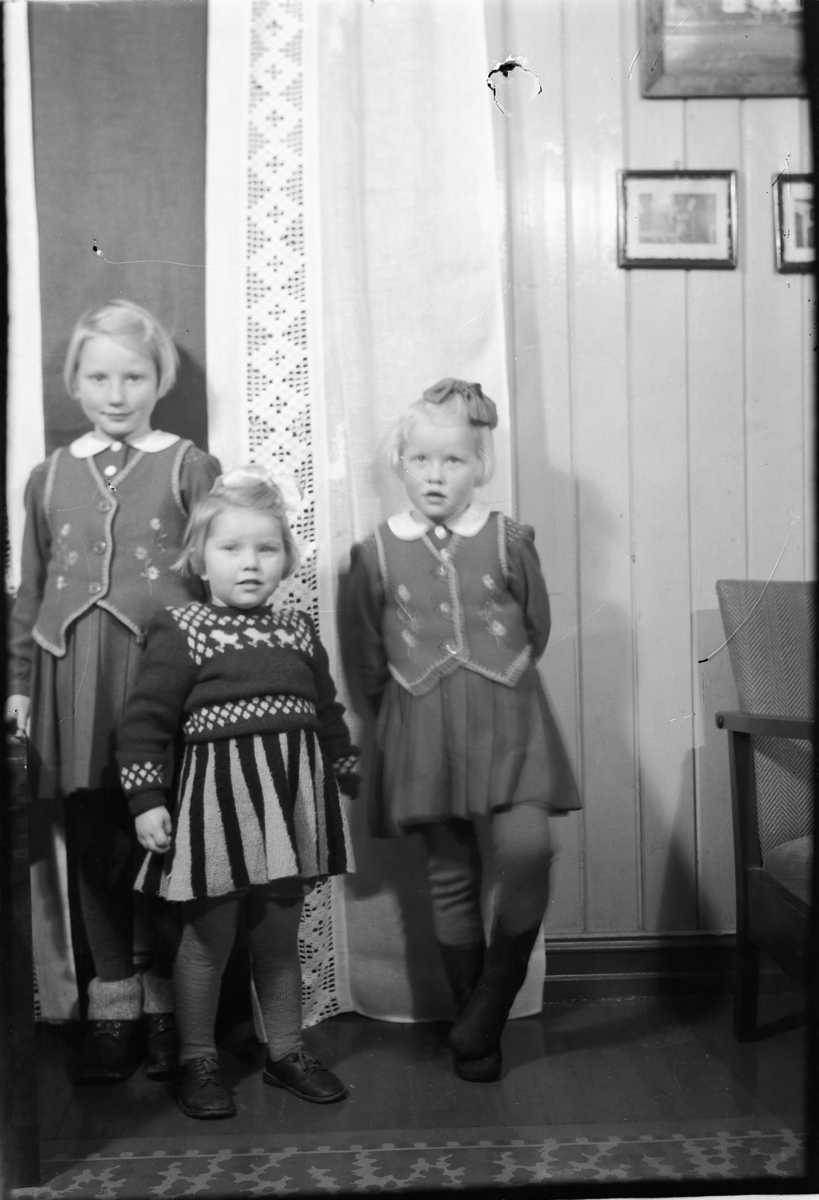 Håkon Prestkværn, Tre jenter i stue. Britt Håkonsen, Inger Nilssveen, Kari Håkonsen.