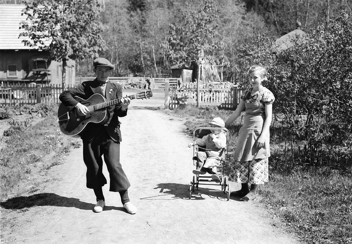 Håkon Prestkværn, Ukjent mann med gitar og ukjent kvinne med barn i trillevogn.