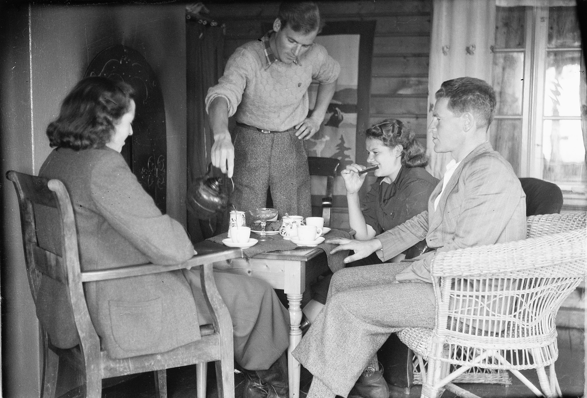 Håkon Prestkværn, To ukjente kvinner og menn drikker kaffe.