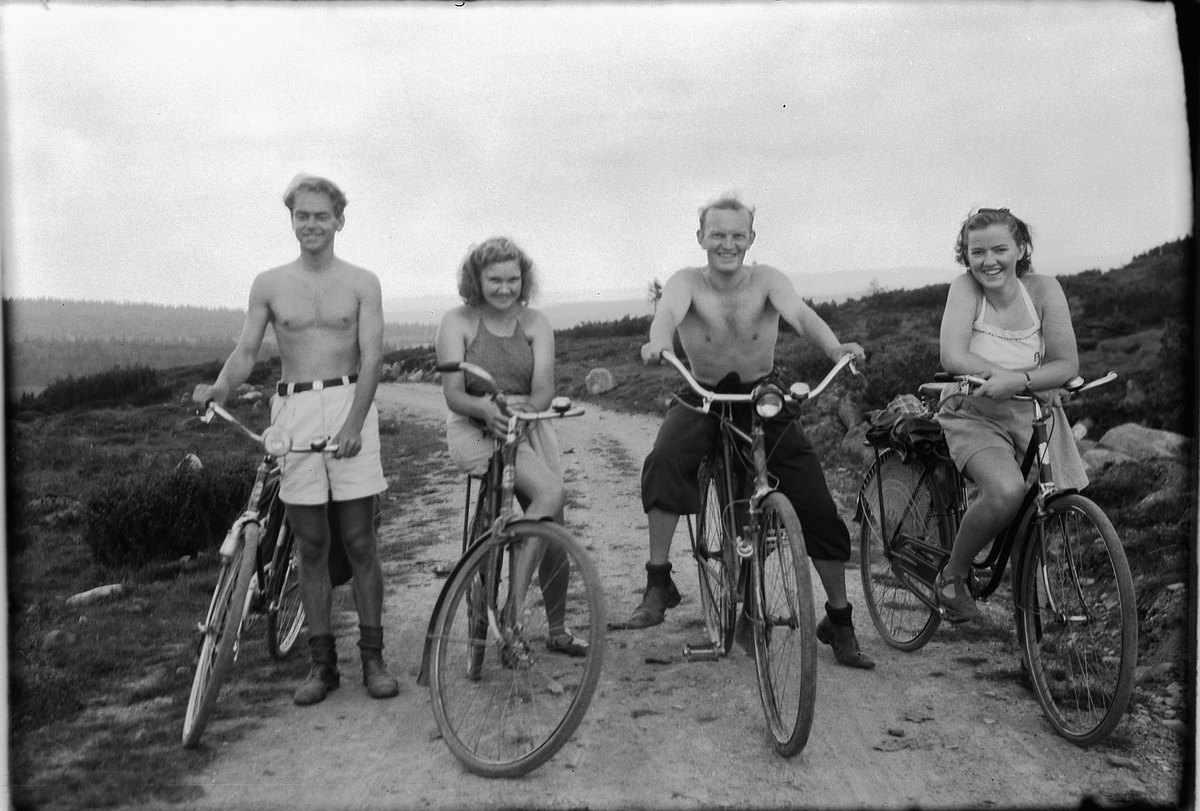 Håkon Prestkværn, To ukjente menn og kvinner på sykkeltur.