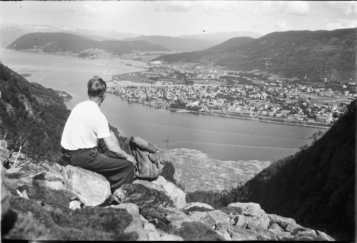 Håkon Prestkværn, Turgåer nyter utsikter mot Mosjøen, fjord.