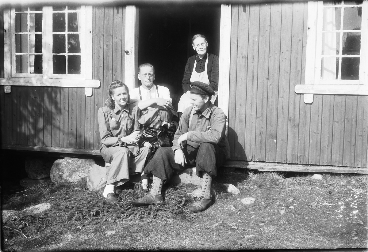 Håkon Prestkværn, Ukjente menn og kvinner på trappa til hytte.